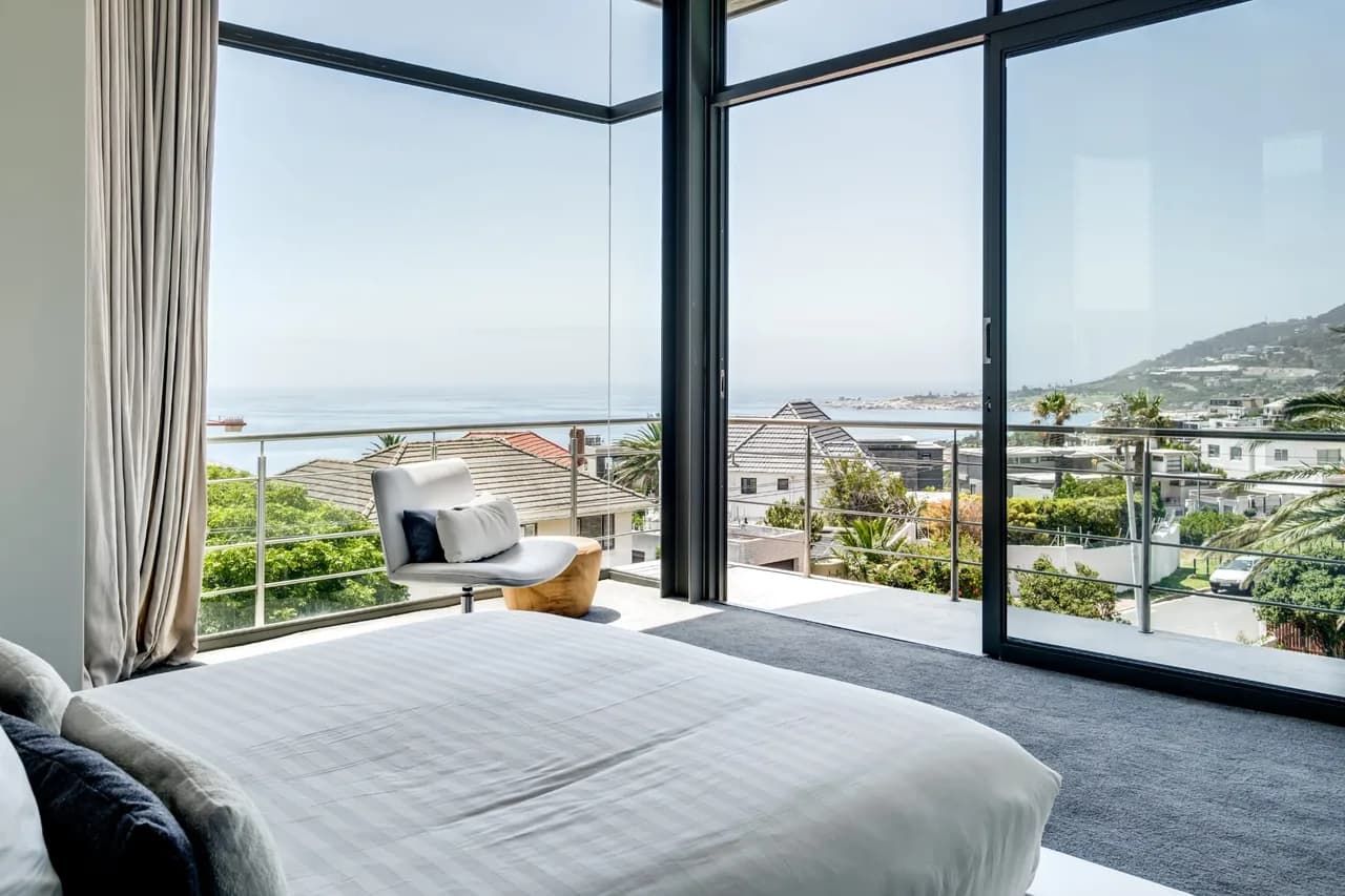 Contemporary Villa with Ocean Views in Camps Bay photo 5