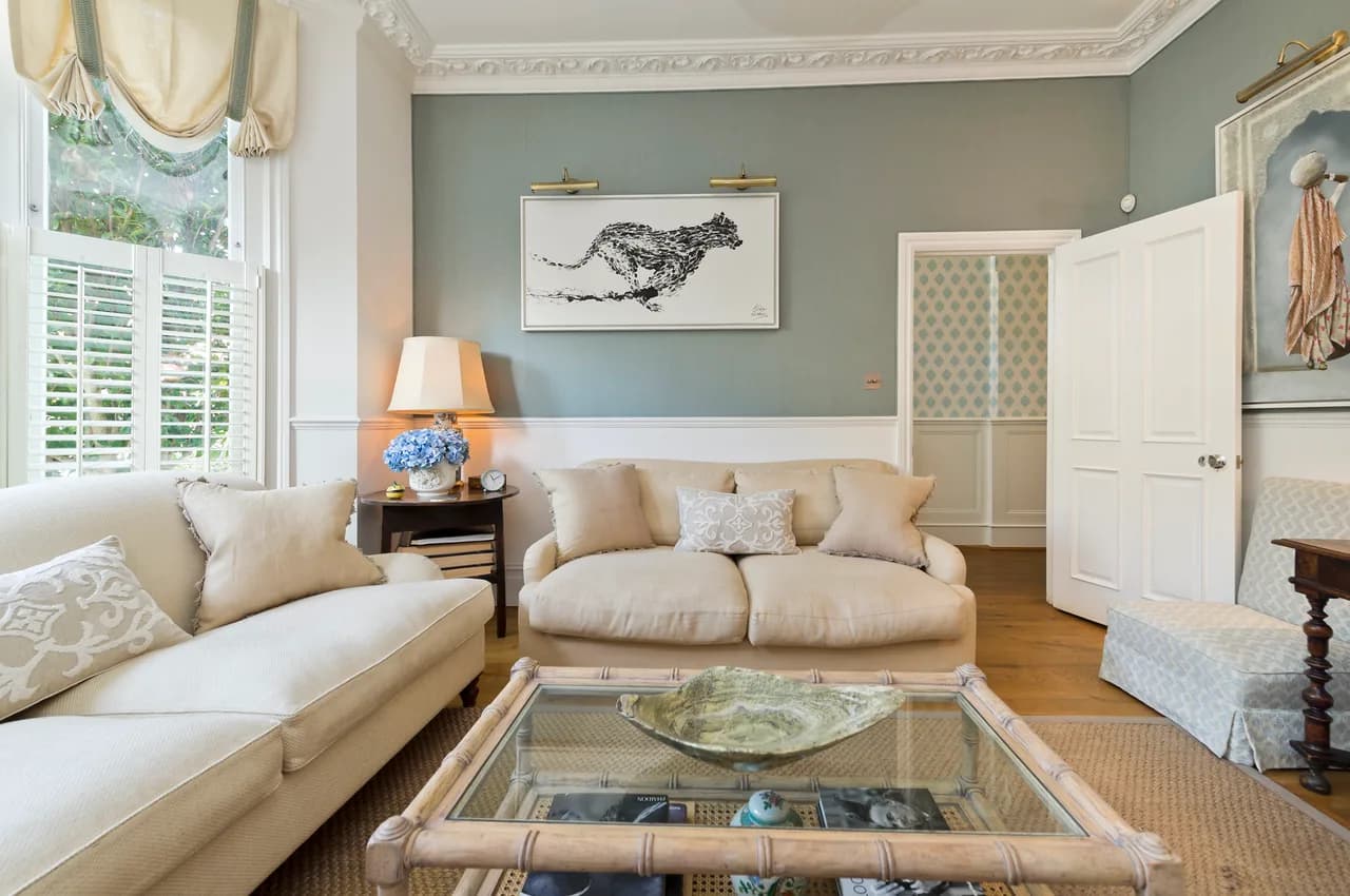 Terraced City View Villa in London photo 3