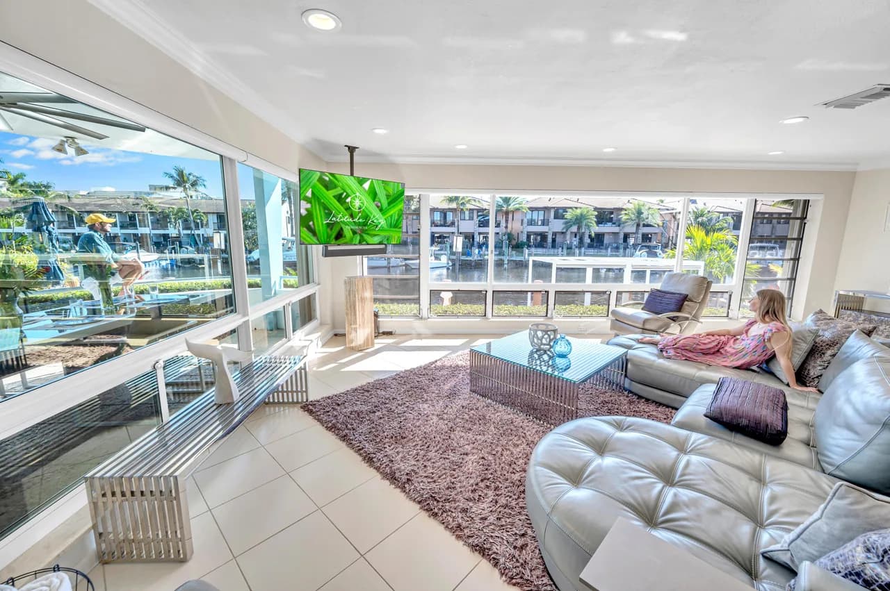Waterfront Six Bedroom Villa in Soroka Shores