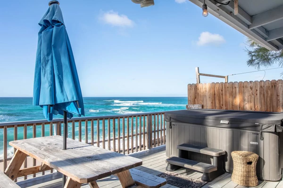 Oceanfront Three Bedroom Beach House in Haleiwa Hawaii photo 3