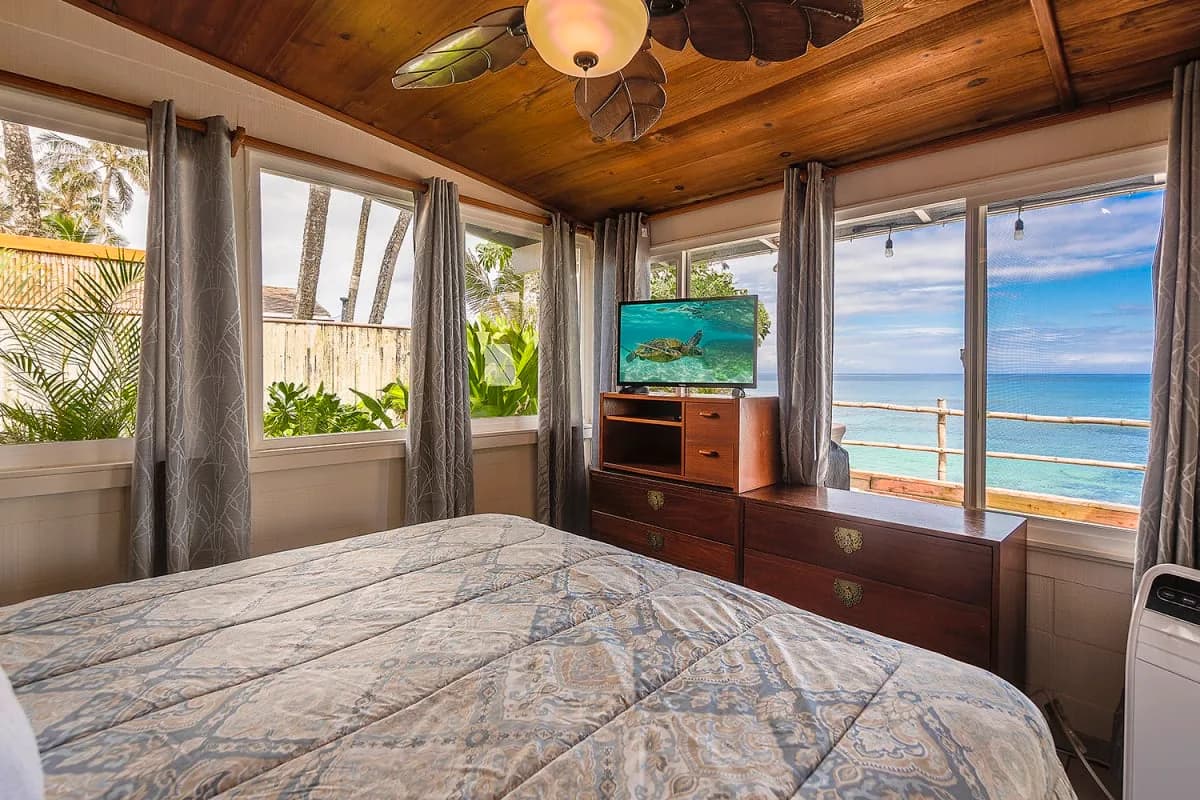 Oceanfront Three Bedroom Beach House in Haleiwa Hawaii photo 5