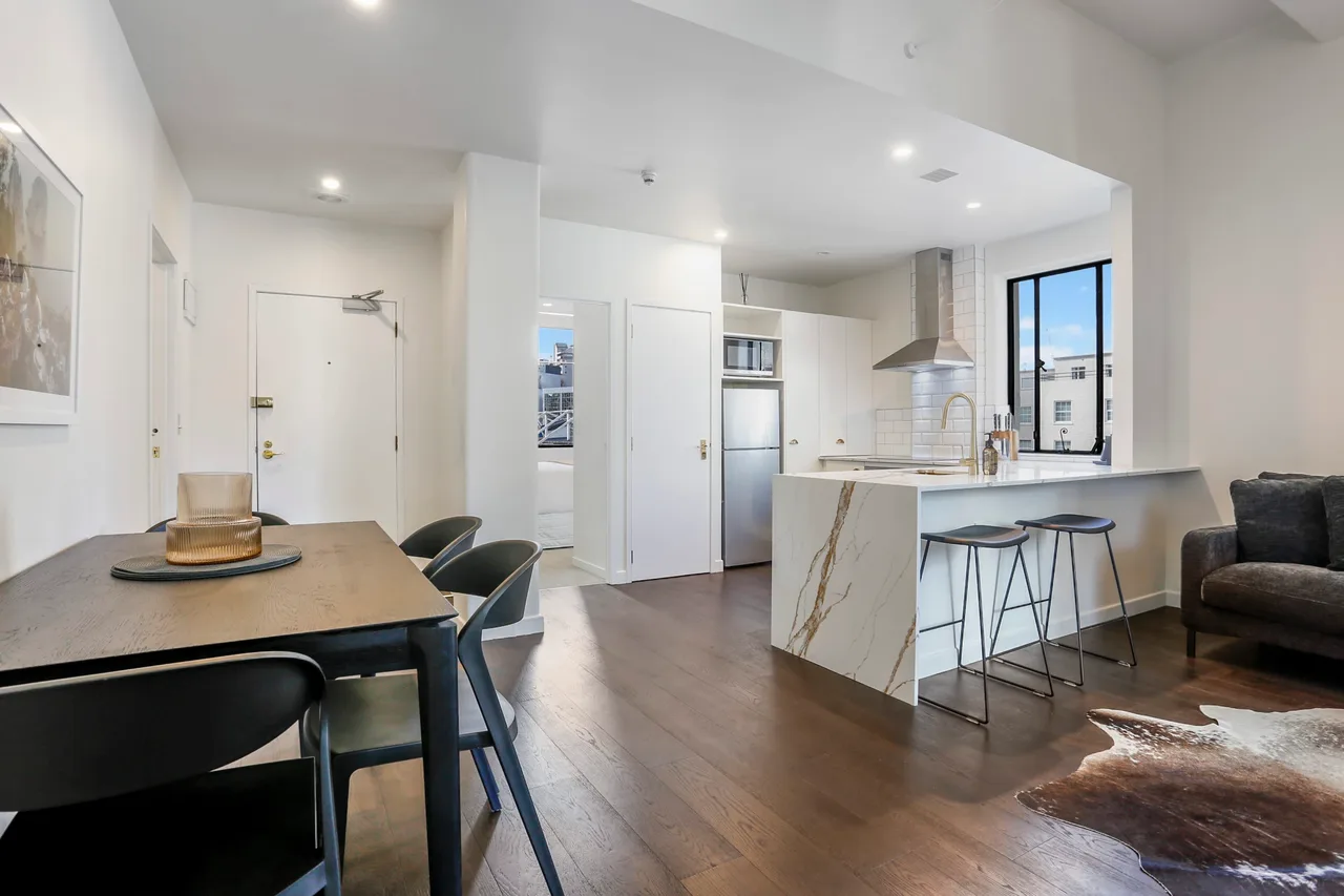 Contemporary Two Bedroom Apartment in Auckland photo 3
