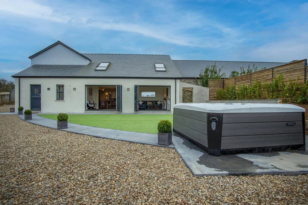 Charming Cottage with Hot Tub in Narberth