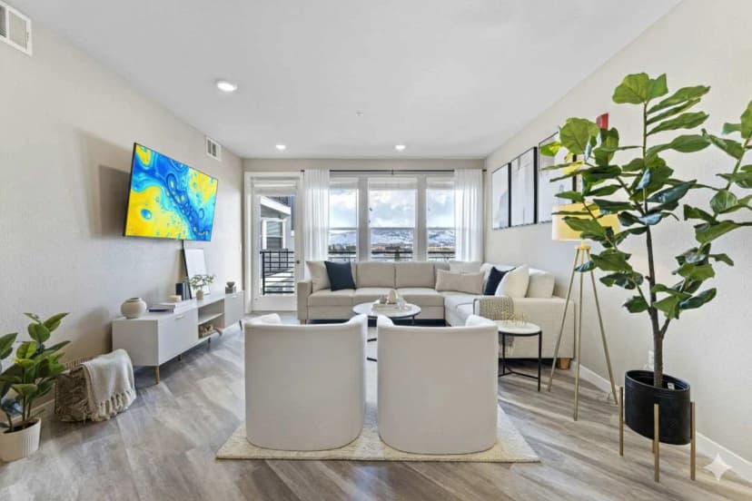 Sparks Marina 2BR · Waterfront Views & Jacuzzi
