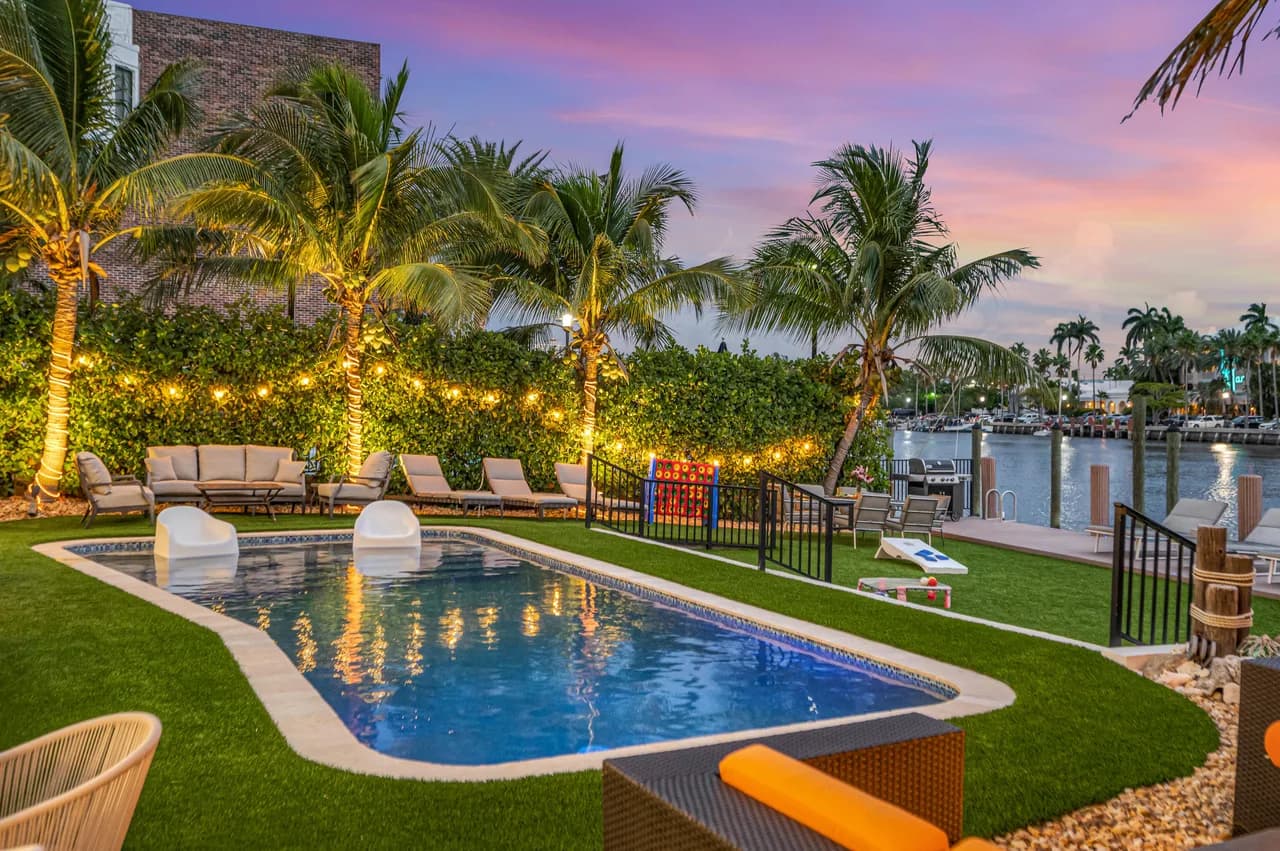 Waterfront Nine Bedroom Retreat in Harbor Heights, Florida photo 4
