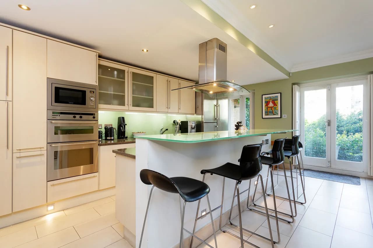 Illuminated Two Bedroom Villa in London photo 2