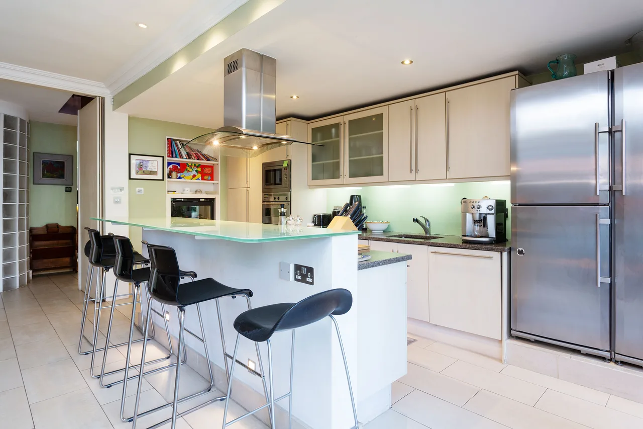 Illuminated Two Bedroom Villa in London photo 3