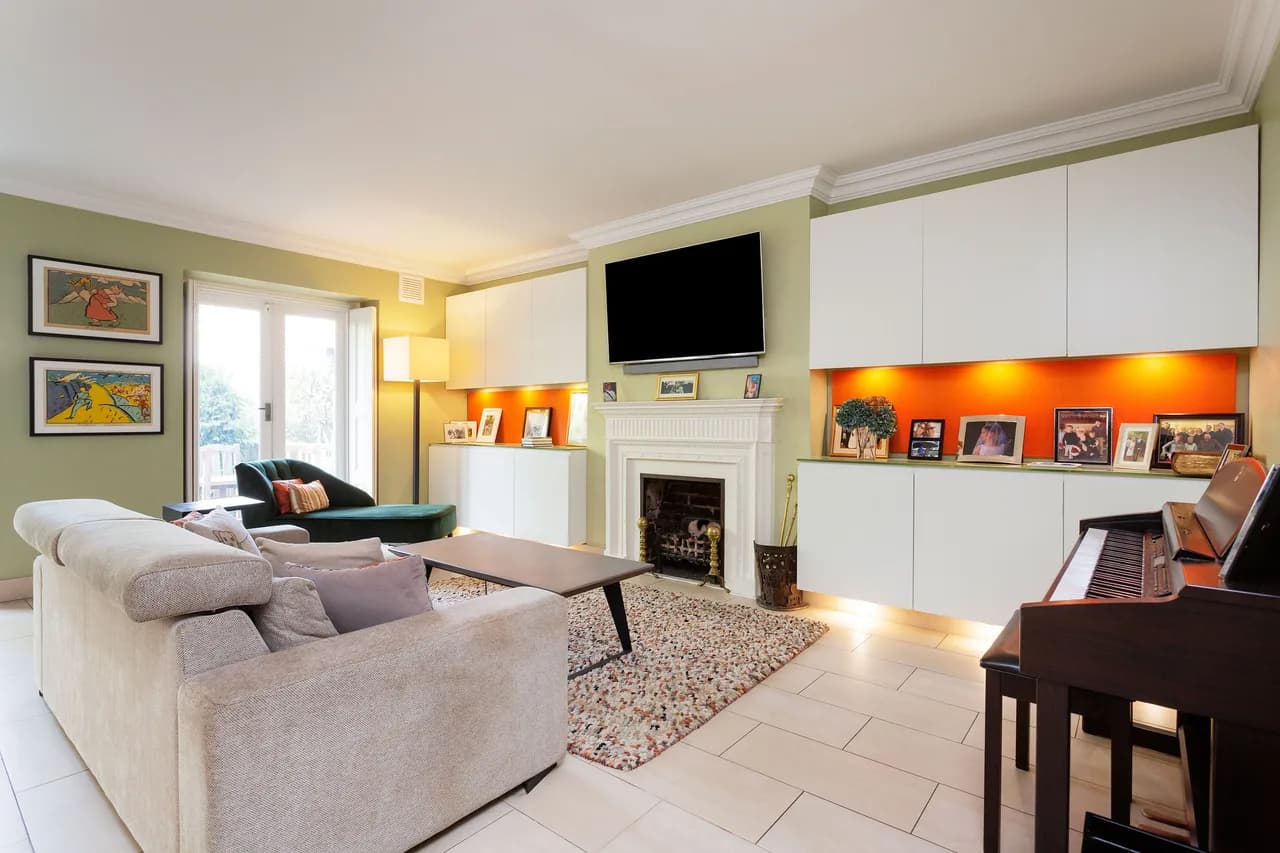 Illuminated Two Bedroom Villa in London photo 4