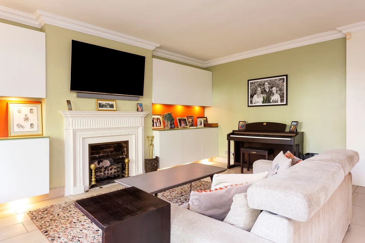 Illuminated Two Bedroom Villa in London photo 5