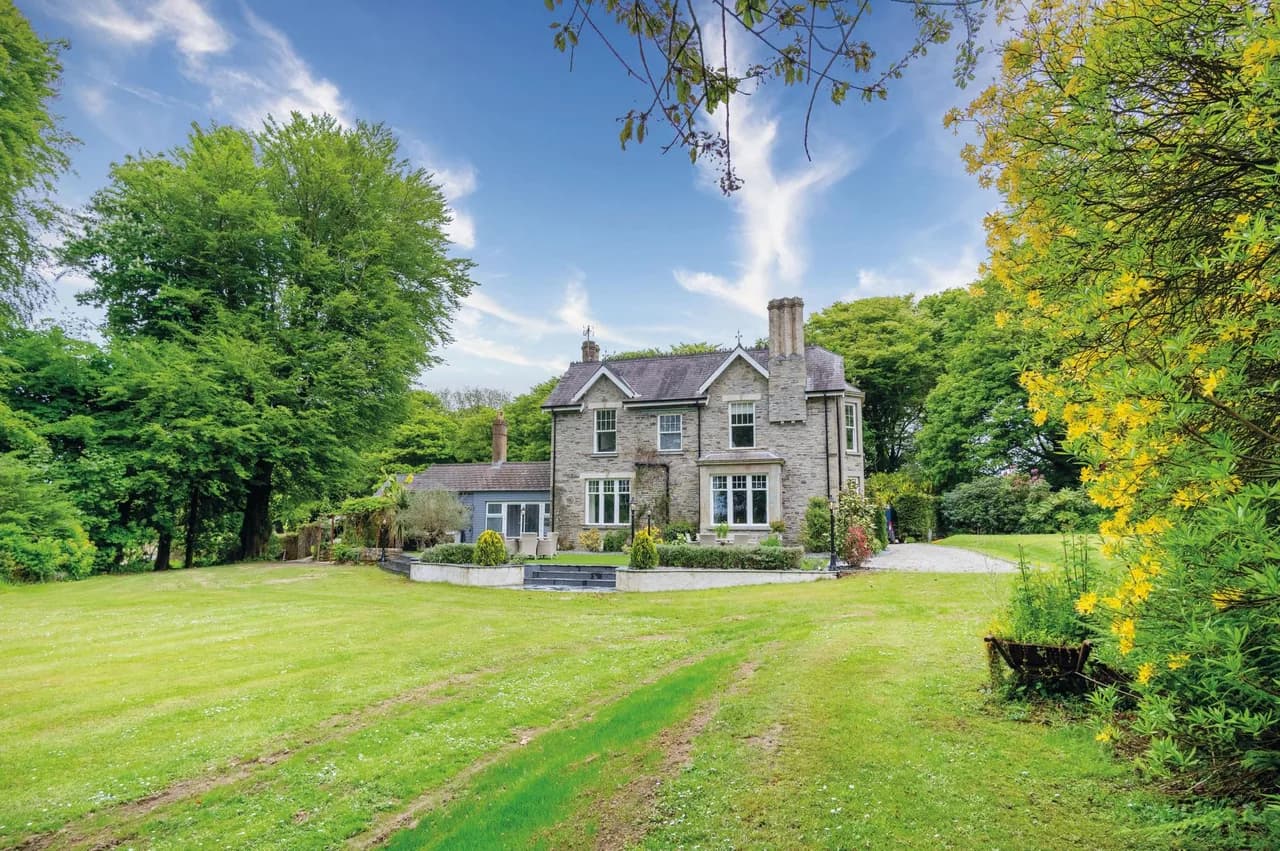 Luxurious Hot Tub Country Estate in Princes Gate