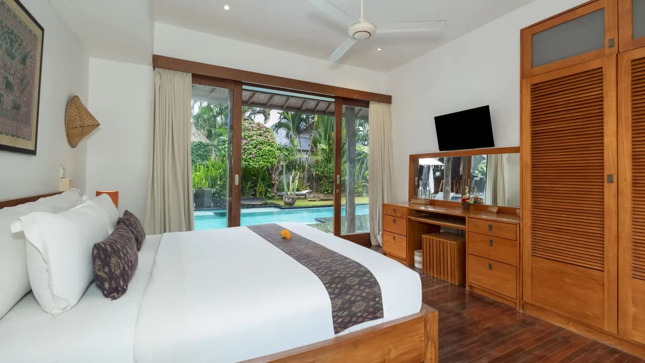 Spacious Eight-Bedroom Villa in Kuta photo 3