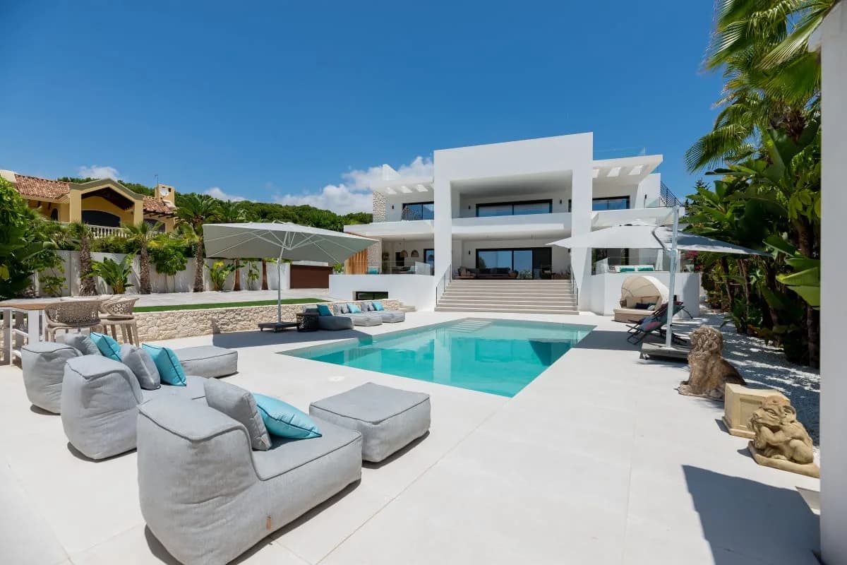 Terrace-Equipped Villa in Marbella