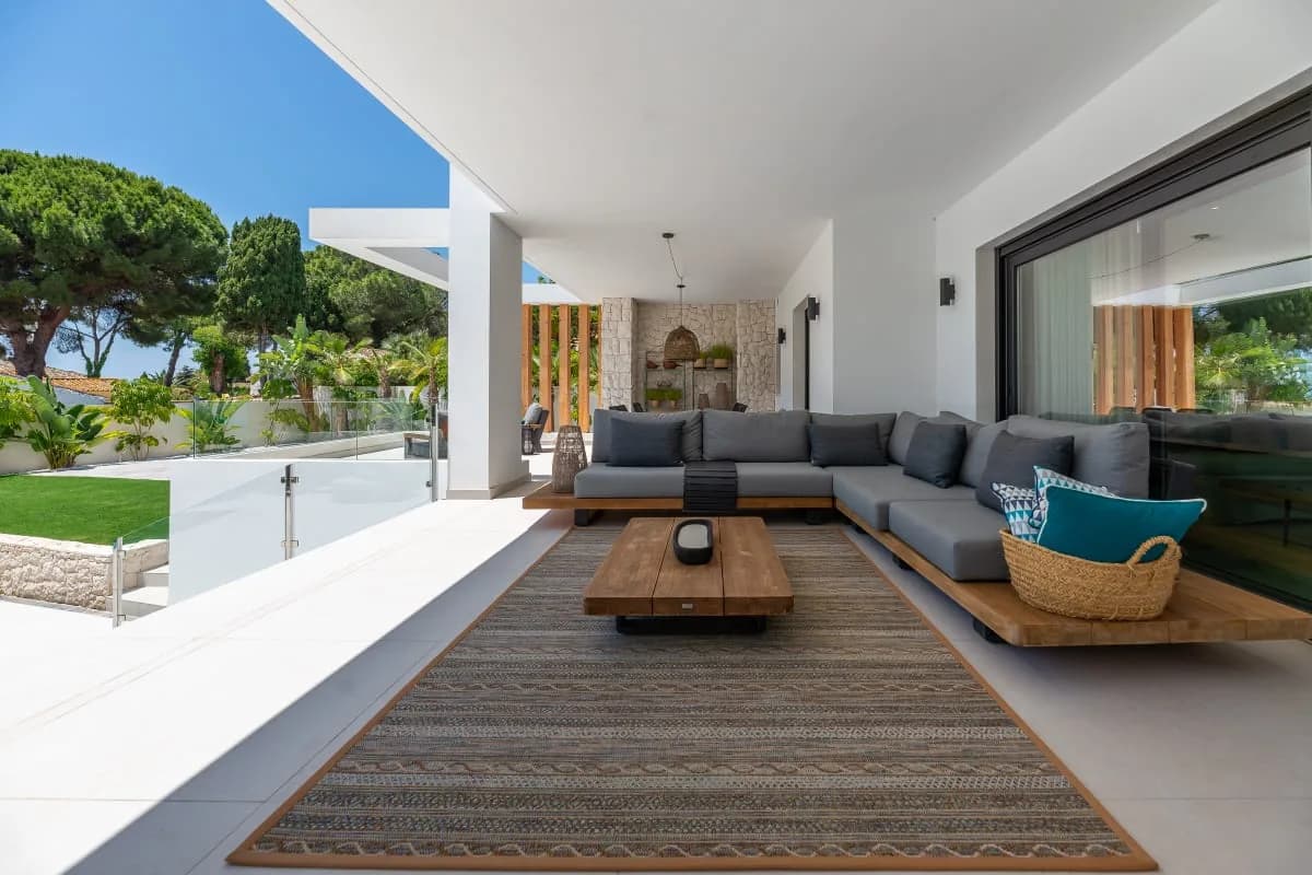 Terrace-Equipped Villa in Marbella photo 2