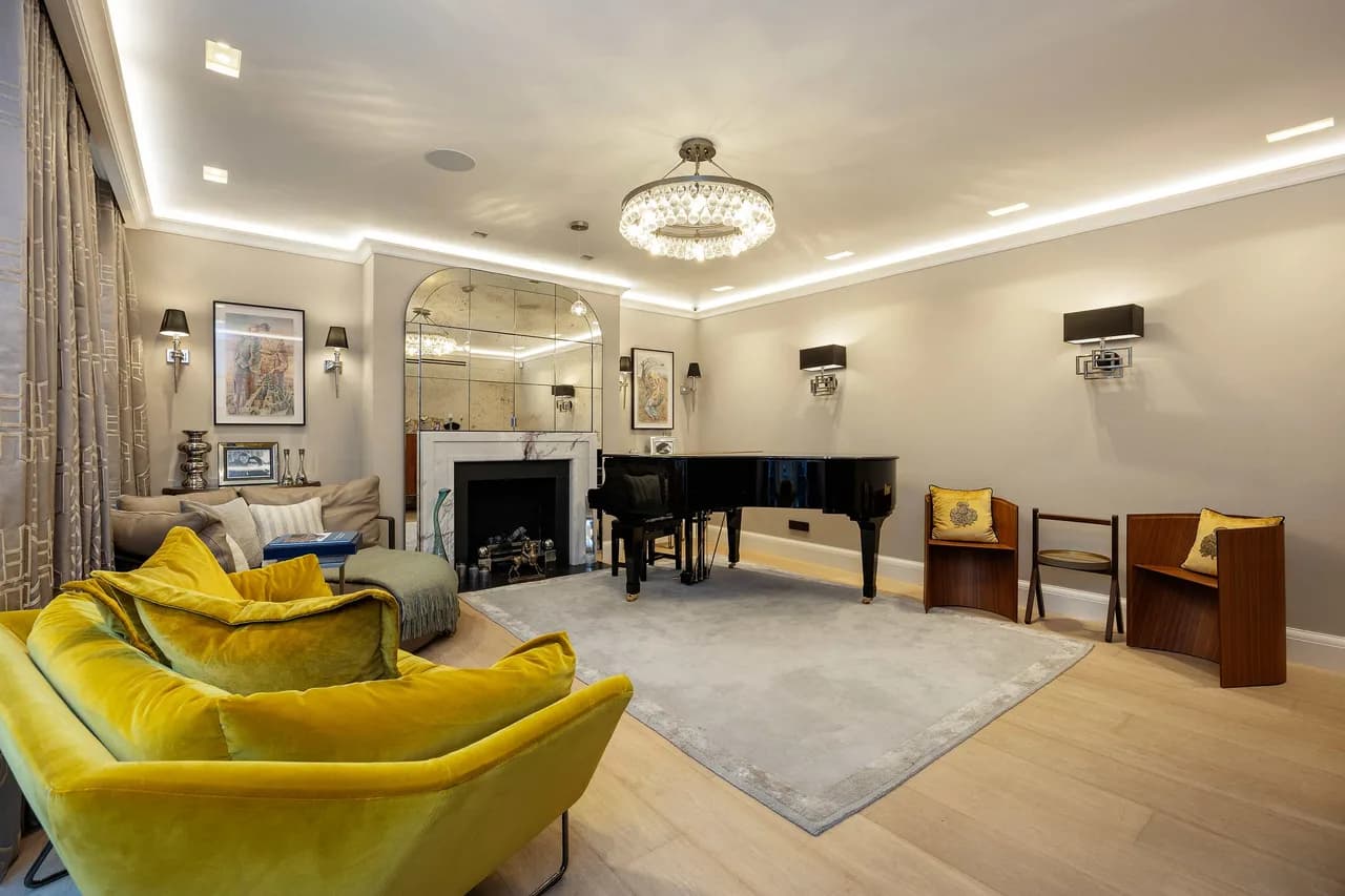 Elegant Five Bedroom Villa in Brompton