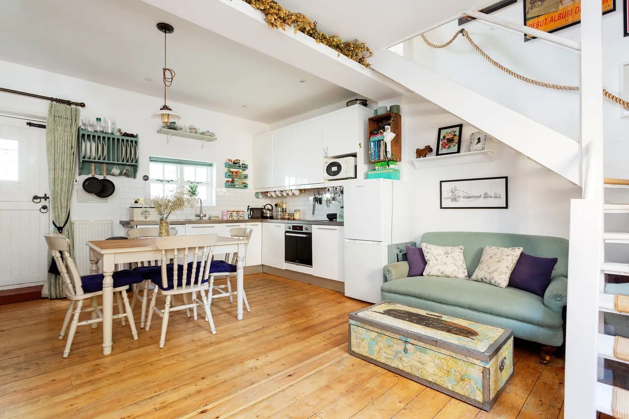 Charming Three Bedroom Retreat in London photo 2