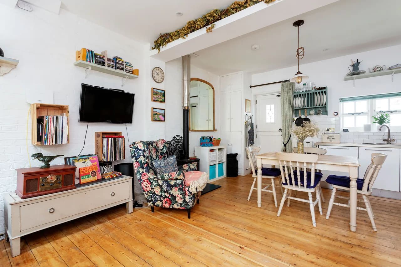 Charming Three Bedroom Retreat in London photo 3