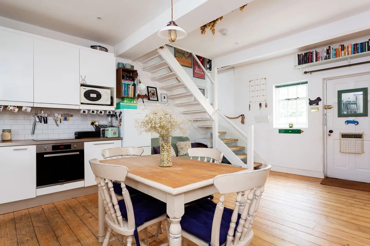 Charming Three Bedroom Retreat in London photo 4