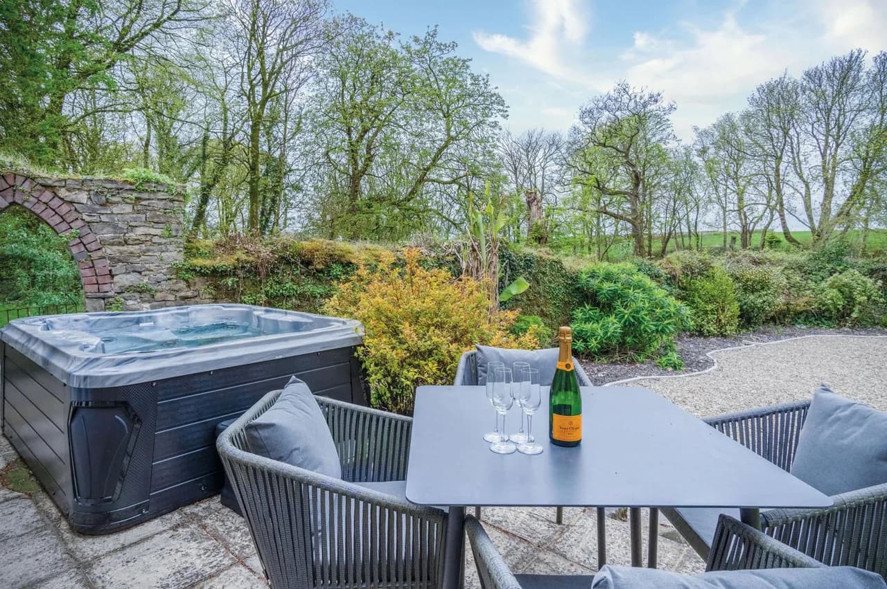 Charming Two Bedroom Cottage in Princes Gate photo 5