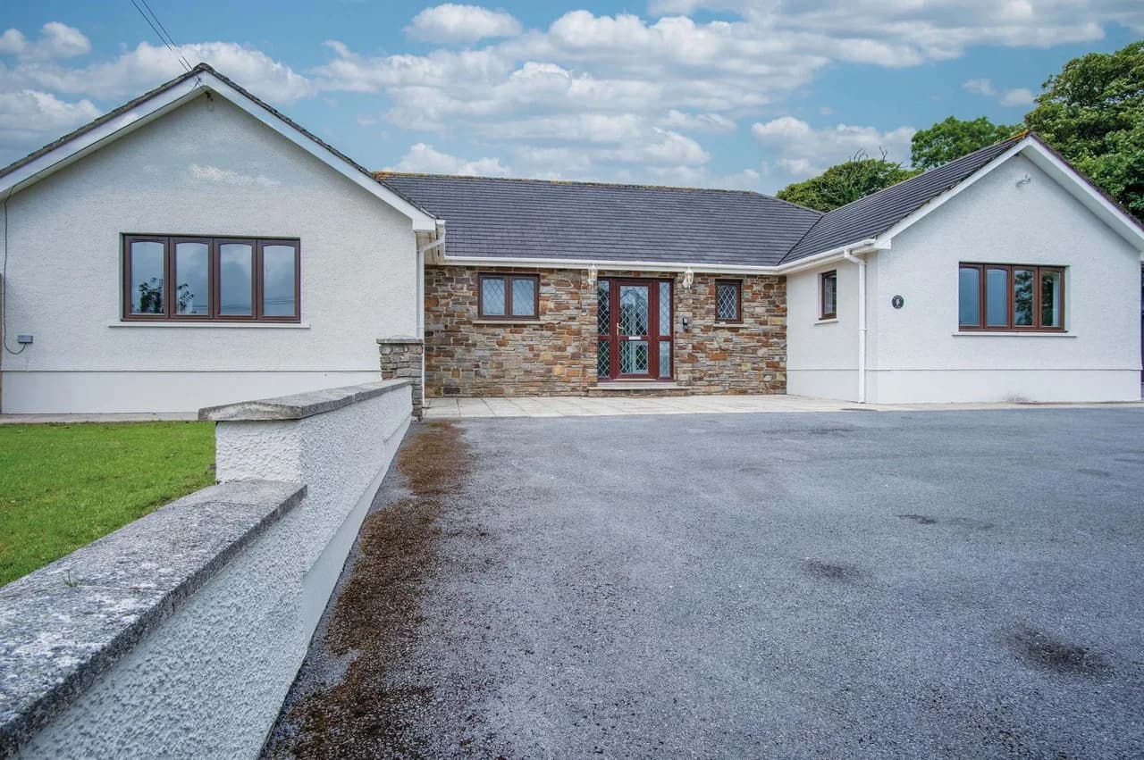 Charming Lodge with Hot Tub in Princes Gate