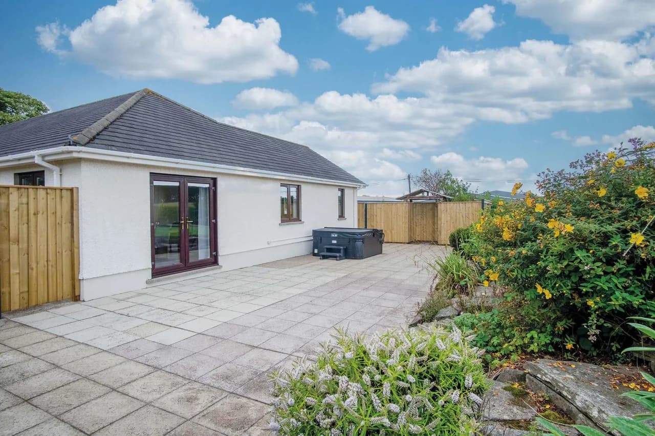 Charming Lodge with Hot Tub in Princes Gate photo 3