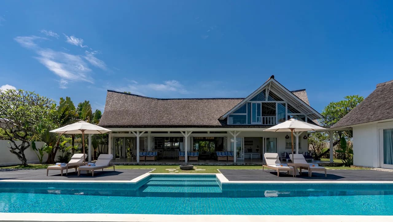 Garden-Facing Four Bedroom Villa in Lembongan