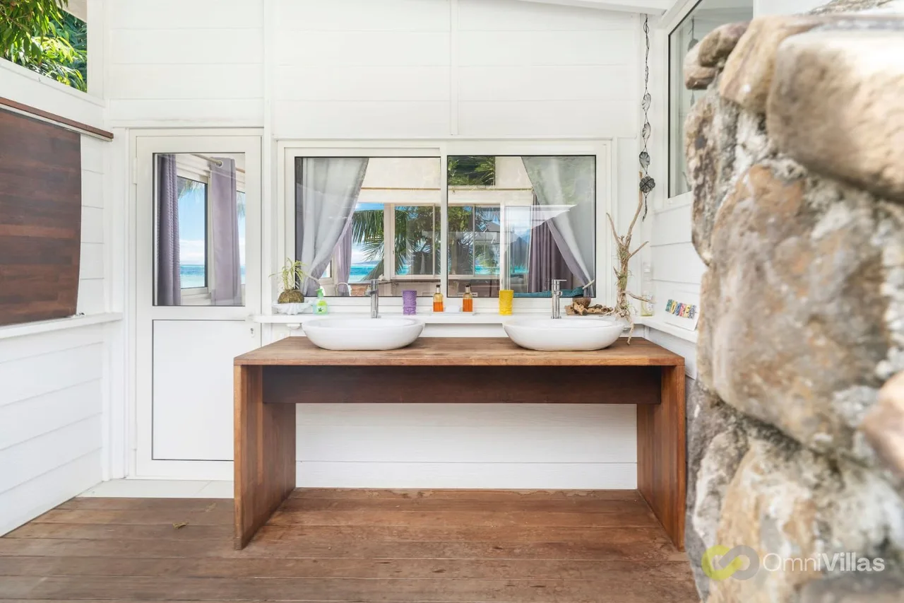 Seaside Two Bedroom Villa in Moorea photo 2
