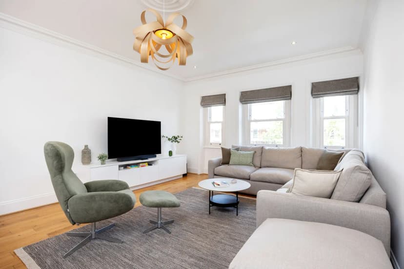 Sunlit Three Bedroom Villa in English Countryside