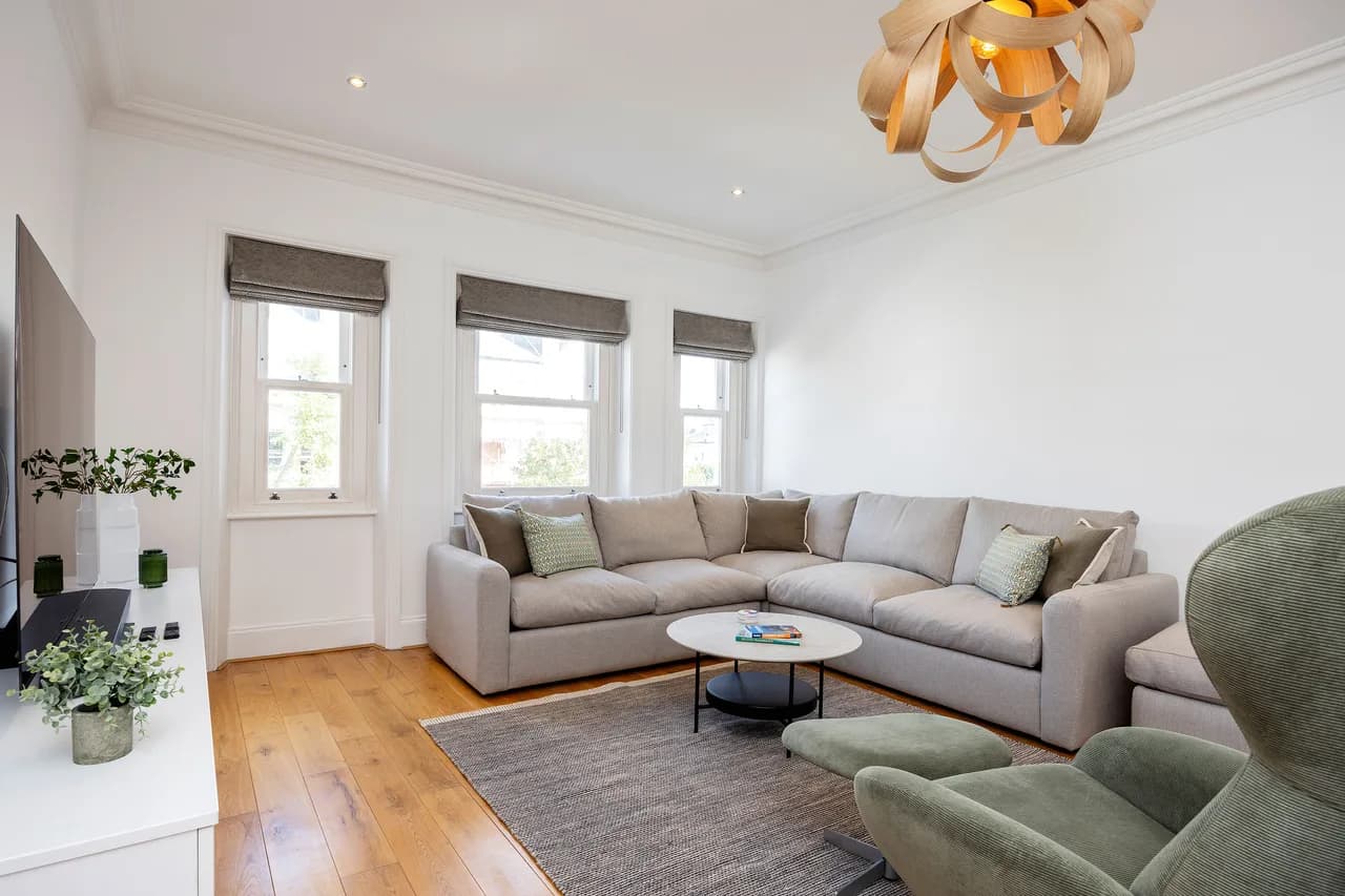 Elegant Three Bedroom Apartment in London photo 2