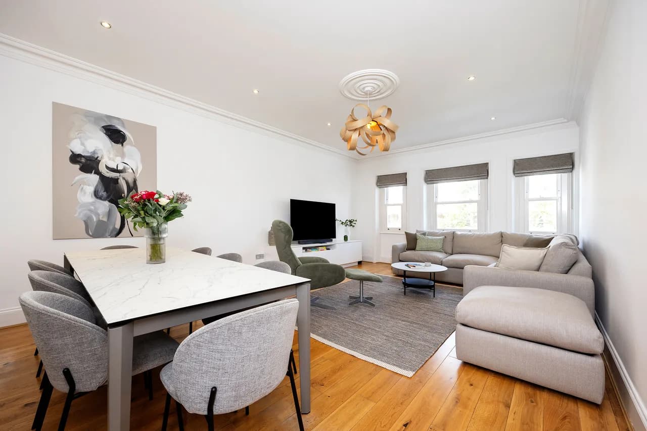 Elegant Three Bedroom Apartment in London photo 3