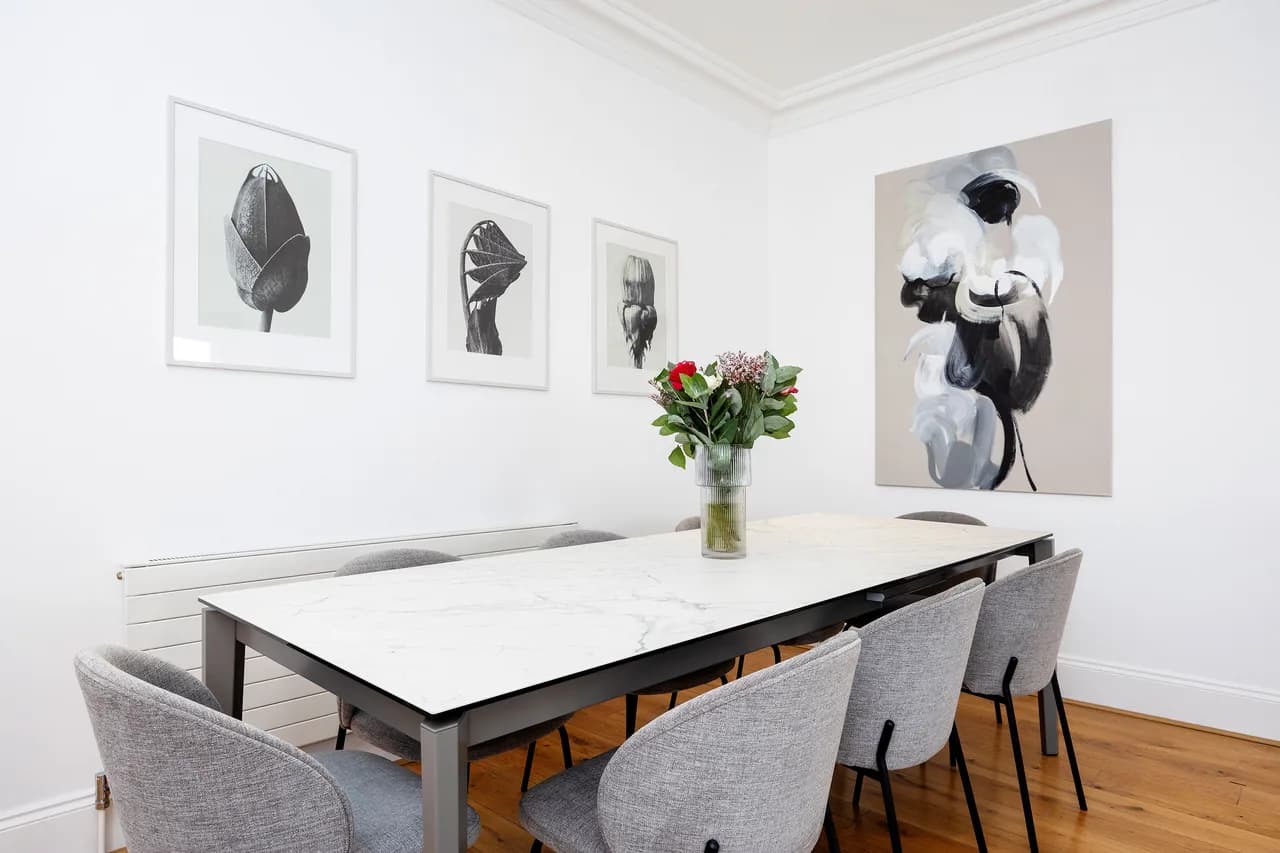 Elegant Three Bedroom Apartment in London photo 5