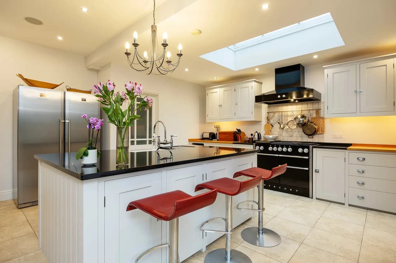 Modern Three-Bedroom Oasis in London photo 2