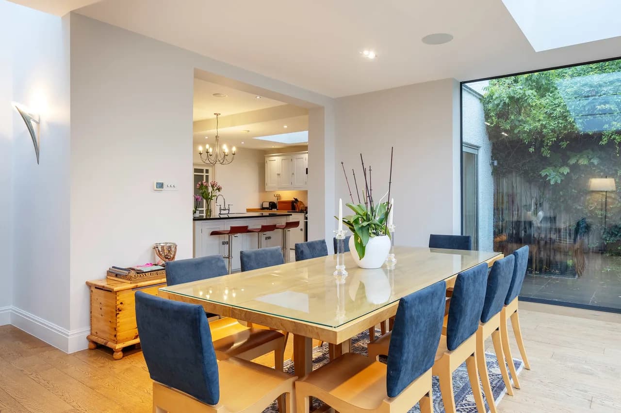 Modern Three-Bedroom Oasis in London photo 3