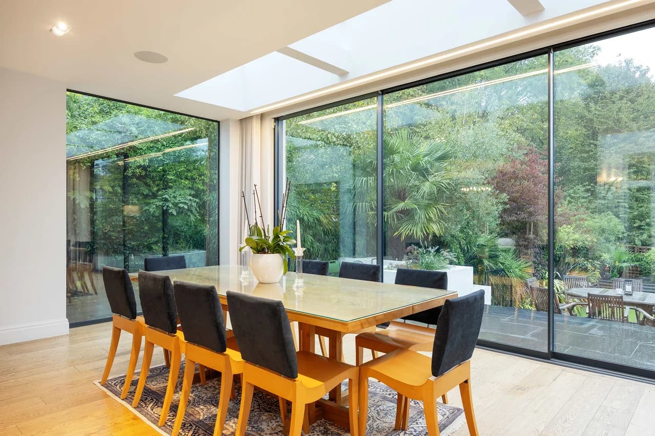 Modern Three-Bedroom Oasis in London photo 4