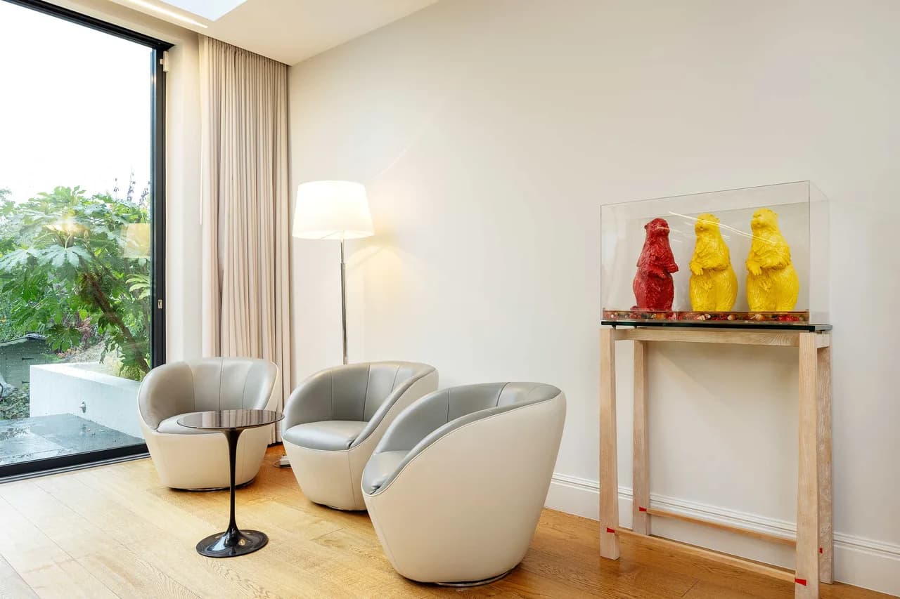 Modern Three-Bedroom Oasis in London photo 5