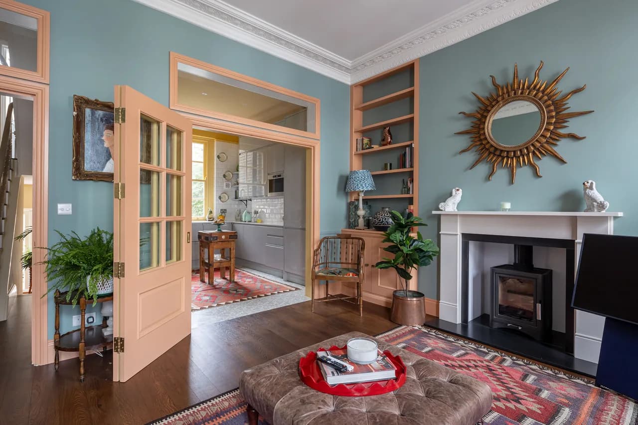 Natural Light-Filled Four Bedroom Villa in London photo 2