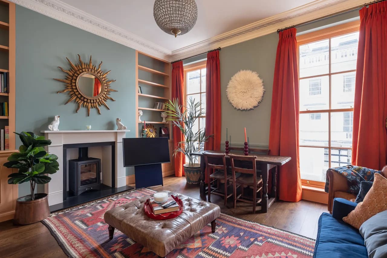 Natural Light-Filled Four Bedroom Villa in London photo 3
