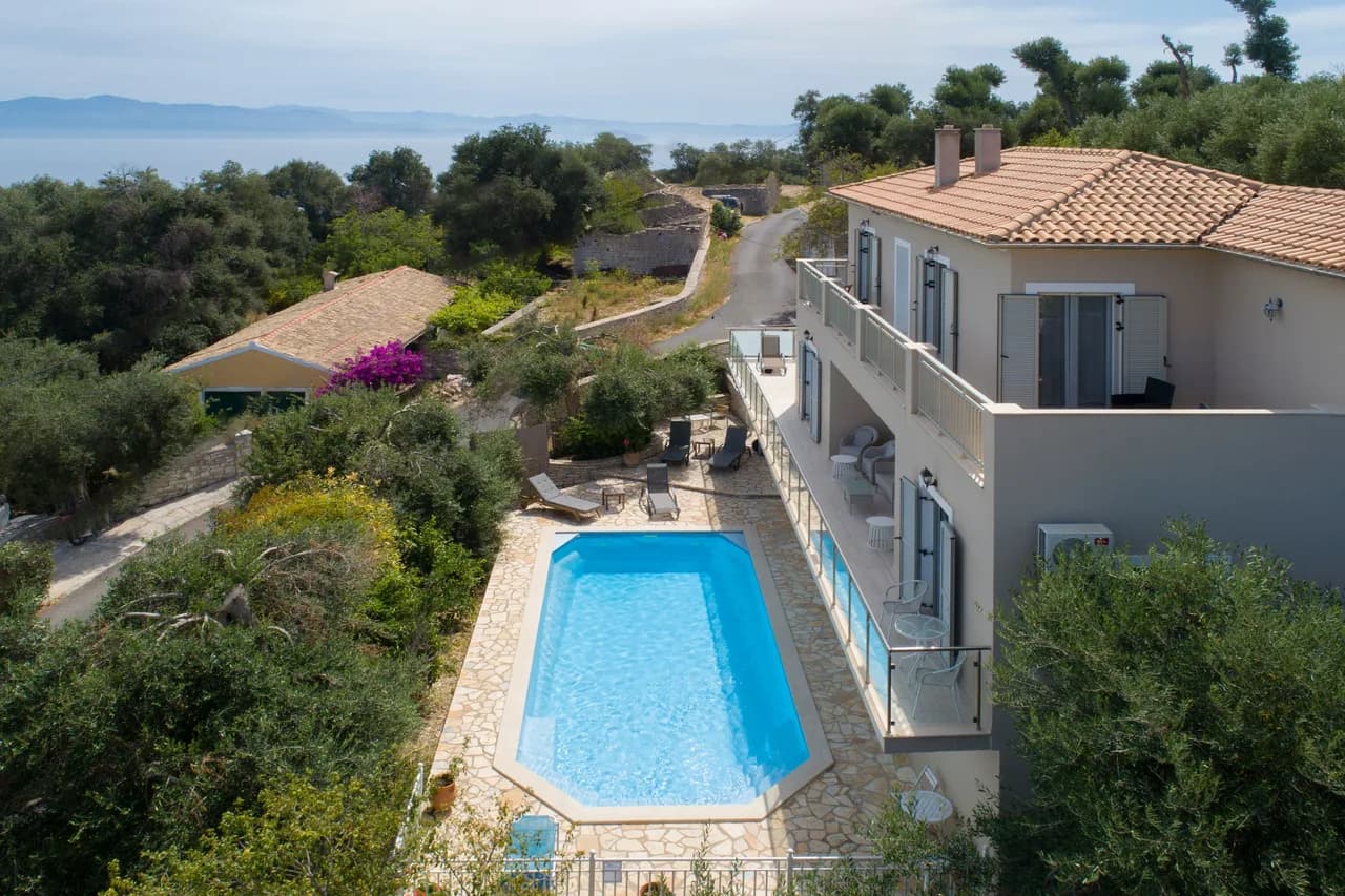 Mountain View Five Bedroom Villa in Paxi photo 2