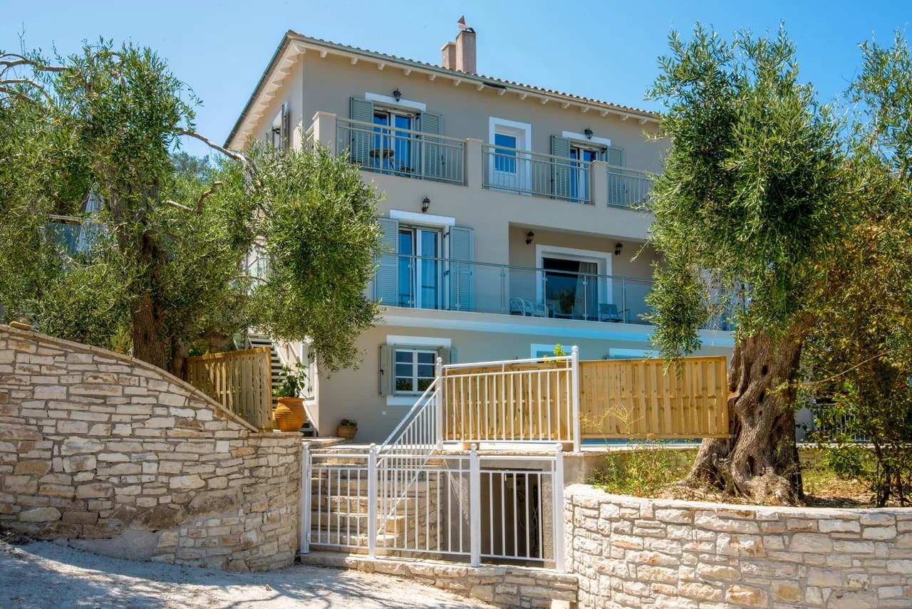 Mountain View Five Bedroom Villa in Paxi photo 3