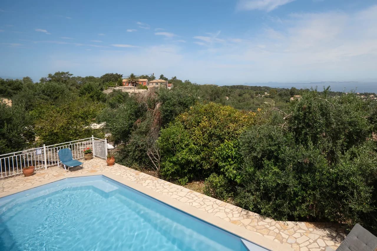 Mountain View Five Bedroom Villa in Paxi photo 4