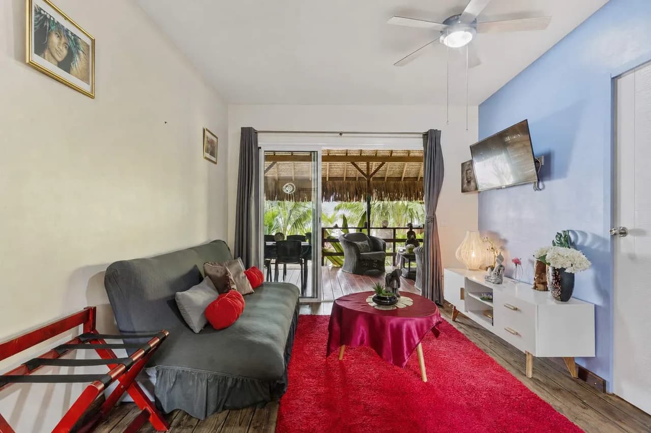Beachfront Bungalow with Sunset Views in Moorea photo 4