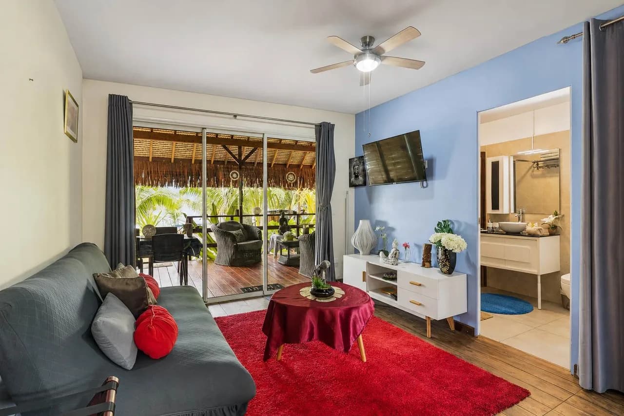 Beachfront Bungalow with Sunset Views in Moorea photo 5
