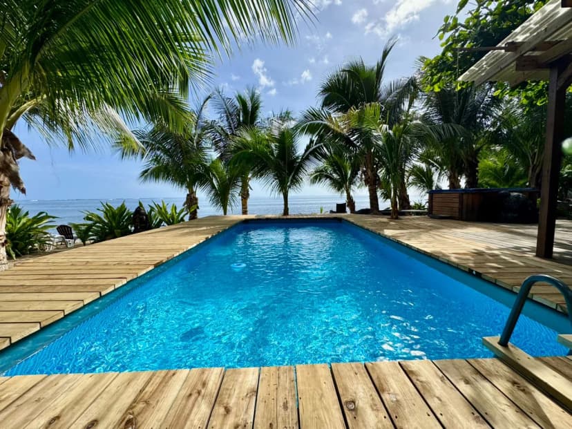 Fare Oaoa · separate living room, beachfront, sleeps 4