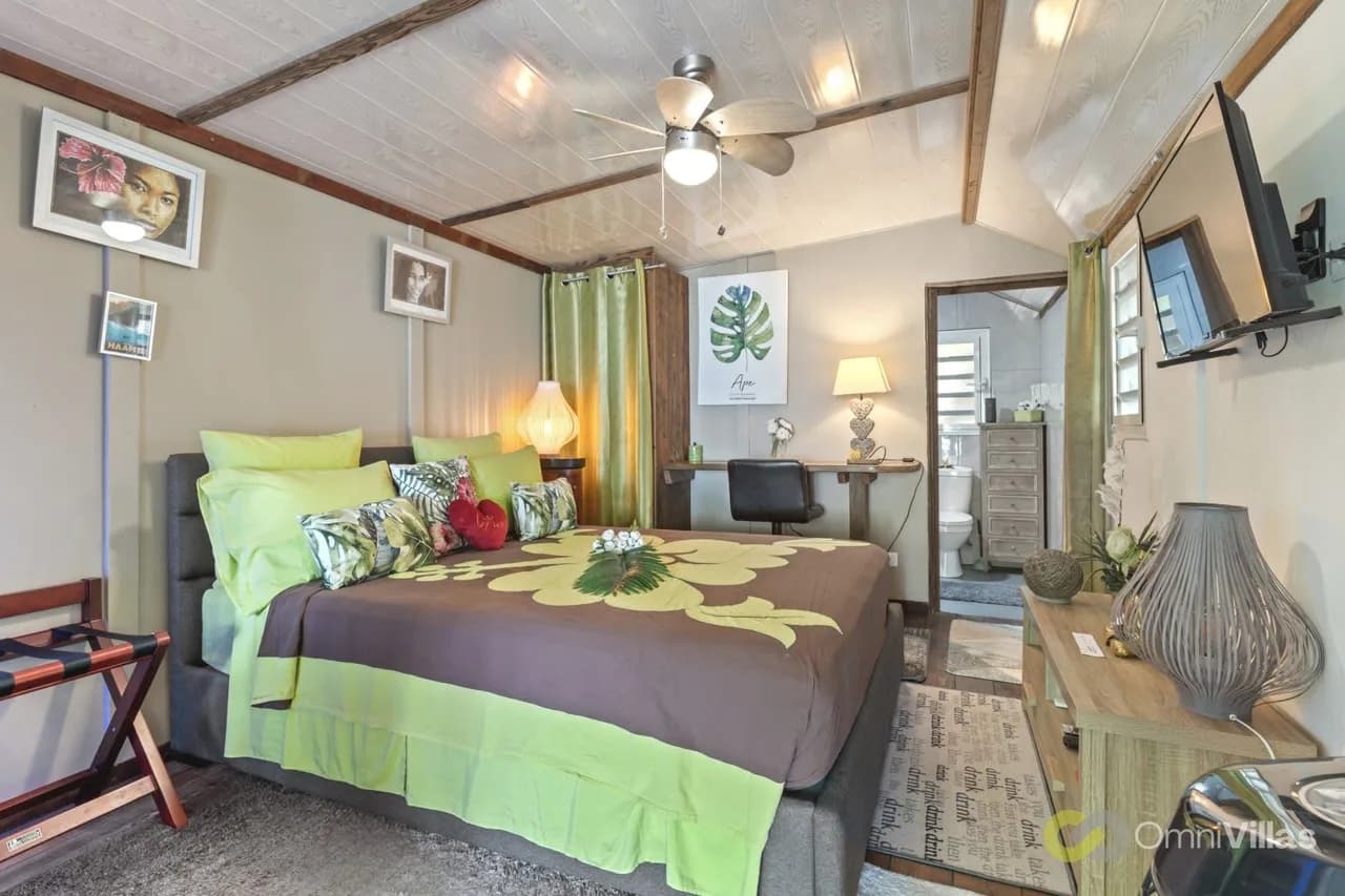Beachfront Jacuzzi Bungalow in Haapiti Moorea photo 4