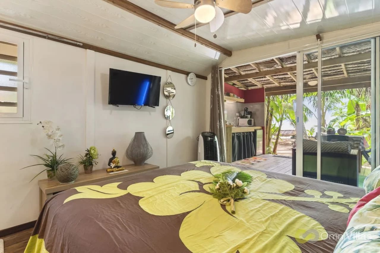 Beachfront Jacuzzi Bungalow in Haapiti Moorea photo 5