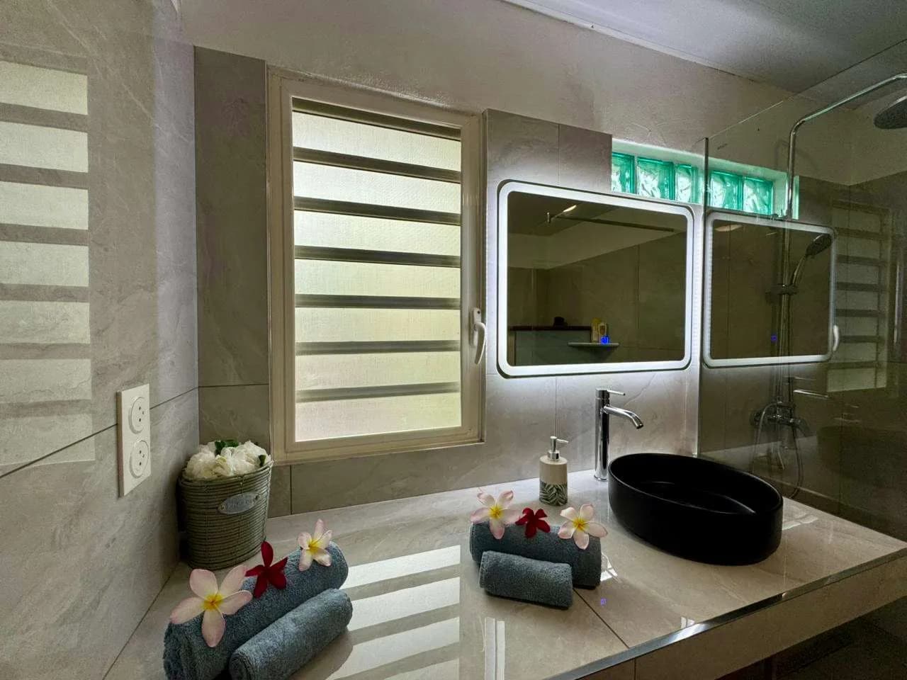 Beachside One Bedroom Retreat in Haapiti Moorea photo 4