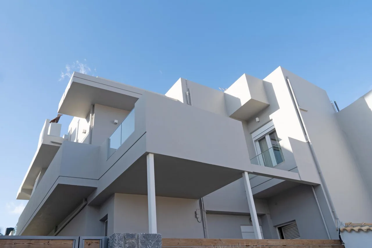 Modern Three Bedroom Apartment in Analipsi
