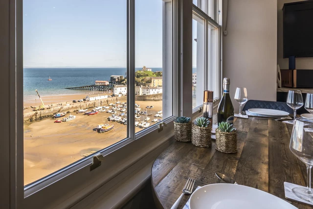 Elegant Two Bedroom Apartment in Tenby photo 3