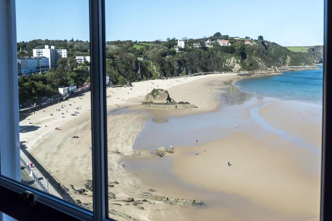 Elegant Two Bedroom Apartment in Tenby photo 5