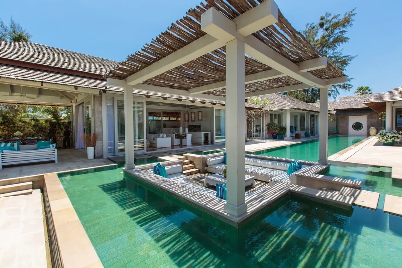 Beachfront Seventeen Bedroom Villa in Bo Put photo 3