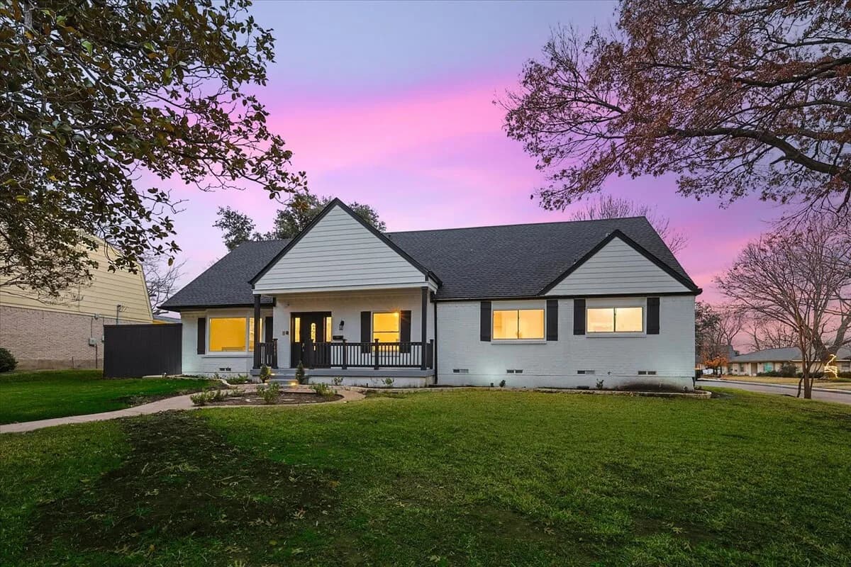 Spacious Villa with Pool in Farmers Branch Texas